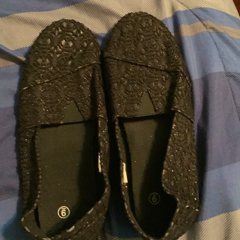 Black flat shoes, dresses